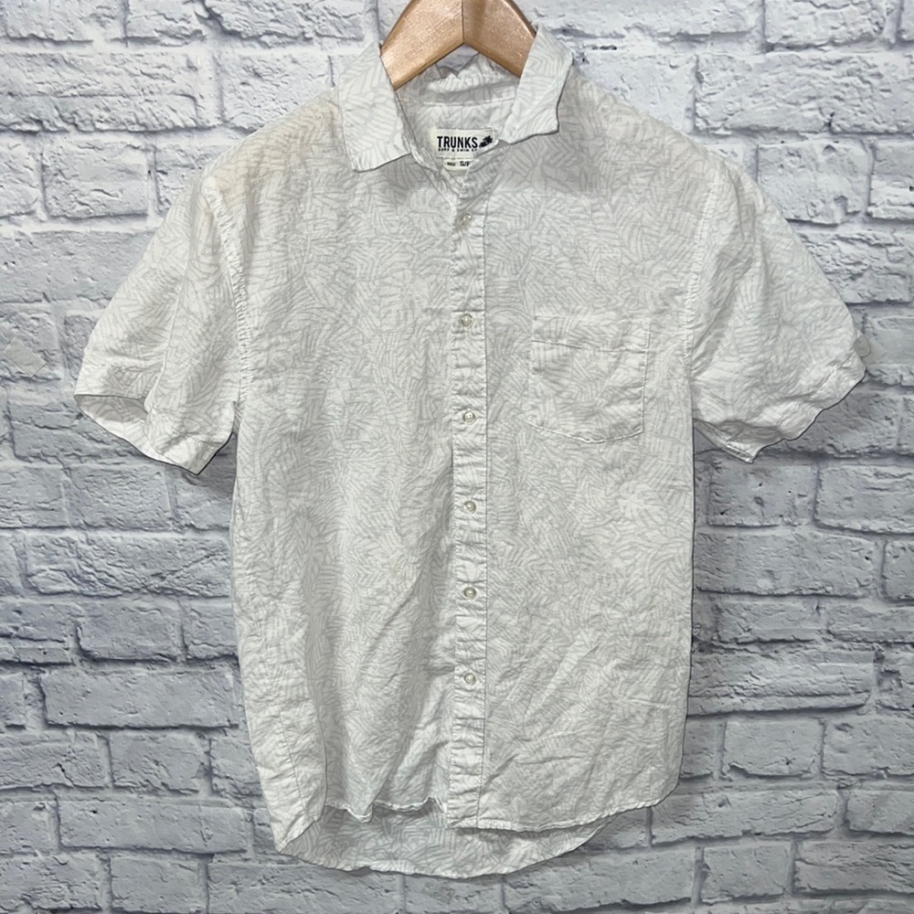 TRUNKS bench wear. short sleeve button down shirt, size small